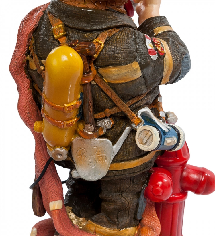 Статуэтка маленькая - Пожарный в деле Parastone PRO-36, увеличенный вид деталей
