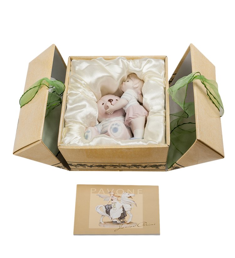 Статуэтка из бисквитного фарфора Девочка с большим медведем Pavone JP-48/ 30, фотография в упаковке