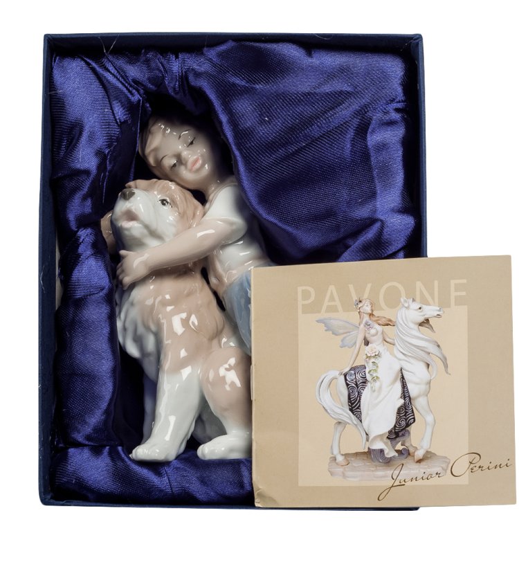 Статуэтка из фарфора Мальчик обнимает собаку Pavone JP-29/ 1, фотография в упаковке