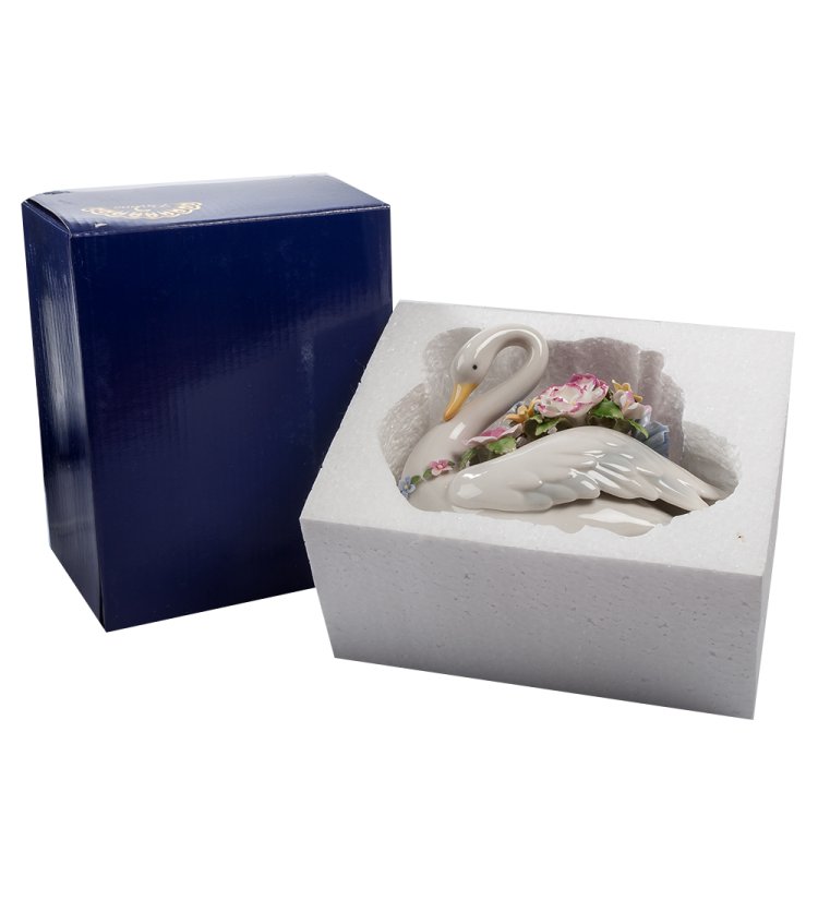 Музыкальная статуэтка Лебедь с цветами Pavone CMS-15/ 9, фотография в упаковке