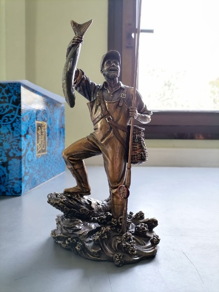 Статуэтка Рыболов Veronese WS-435, фото со склада портретный вид