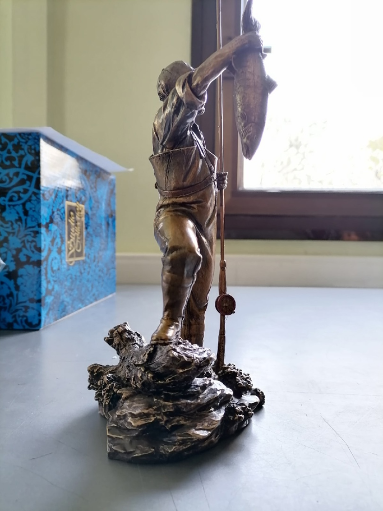 Статуэтка Рыболов Veronese WS-435, фото со склада вид со стороны