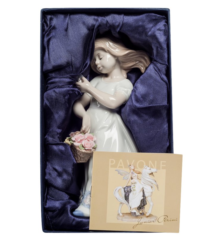 Статуэтка из фарфора Девочка с маленькой корзинкой цветов Pavone JP-29/10, упаковочный вид
