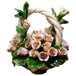 Цветы из фарфора корзина с кремовыми Розами