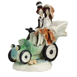 Статуэтка из фарфора Пара на машине