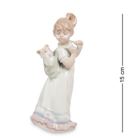 Статуэтка из фарфора Девочка несёт щенка на спине