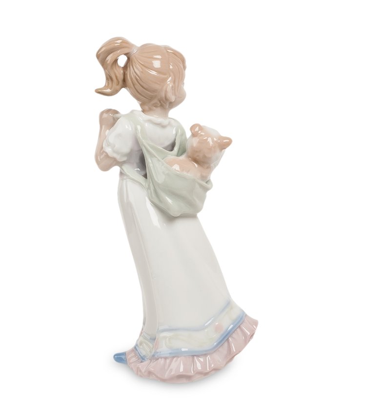 Статуэтка из фарфора Девочка несёт щенка на спине Pavone JP-29/ 2, фотография со спины