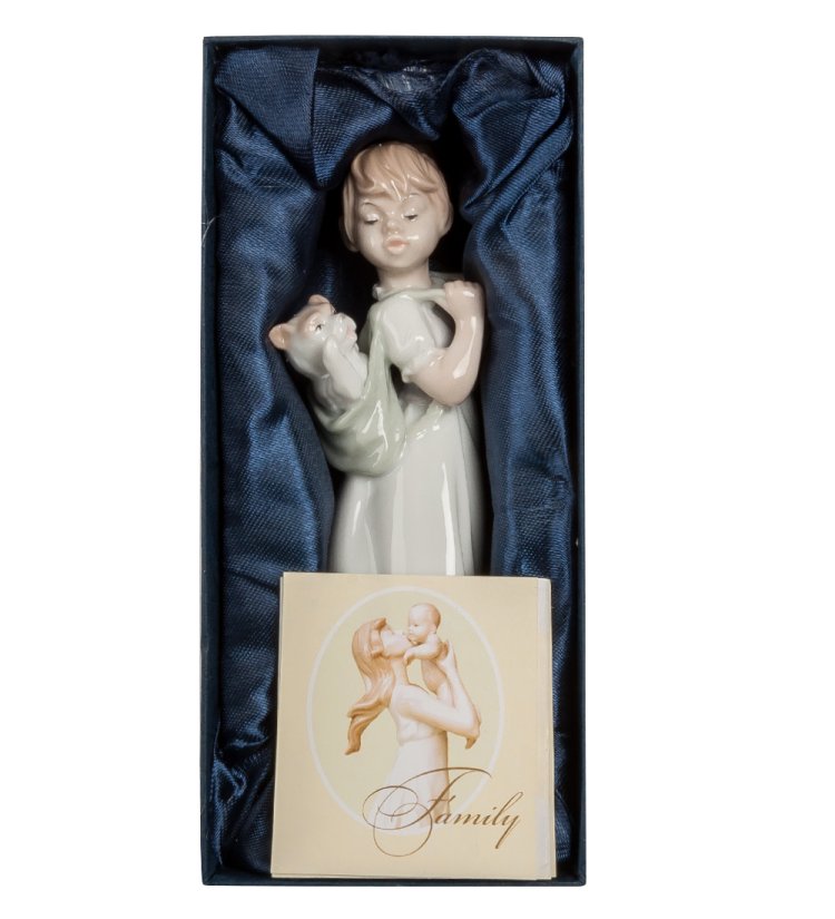 Статуэтка из фарфора Девочка несёт щенка на спине Pavone JP-29/ 2, фотография в упаковке