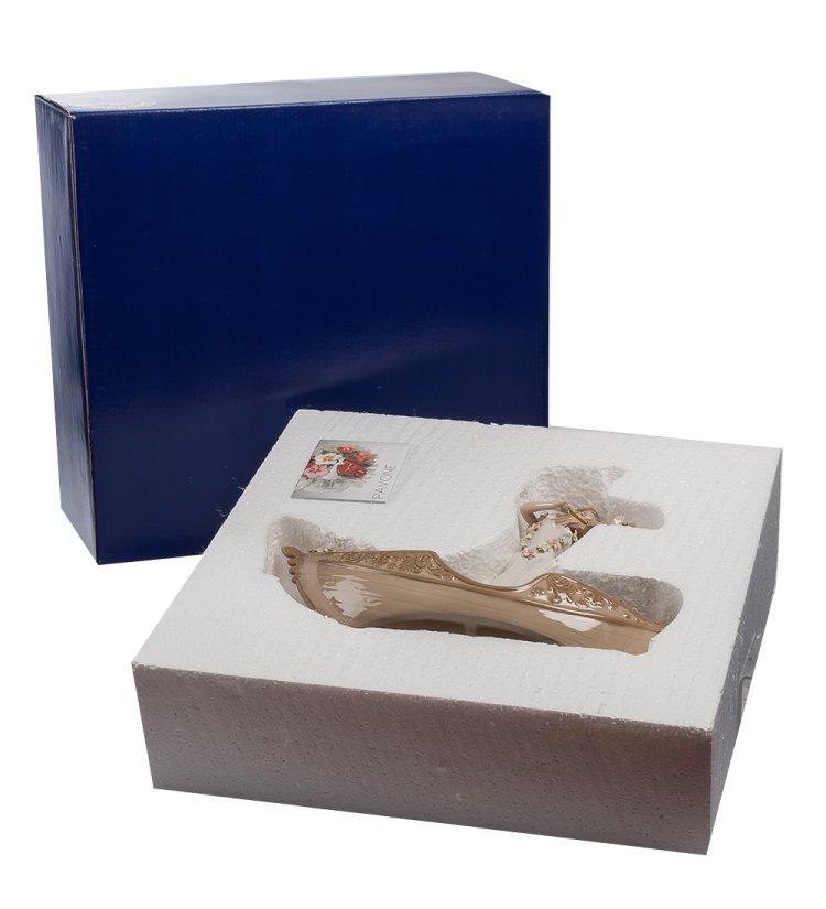 Статуэтка из фарфора Девушка со скрипкой в гондоле Pavone CMS-15/51, фотография в упаковке