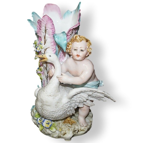 Статуэтка из фарфора На пруду