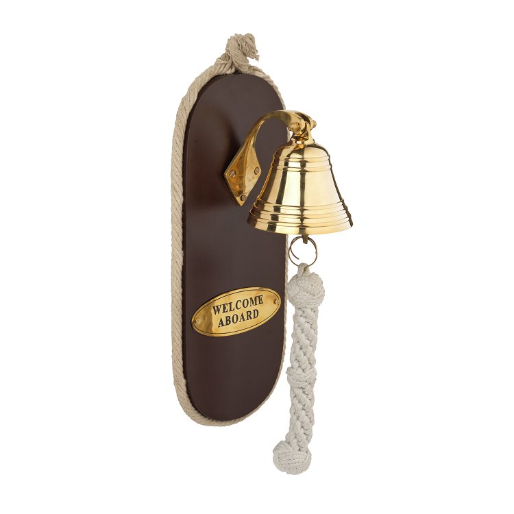 Корабельная рында на деревянном панно Welcome Aboard, фотография сбоку