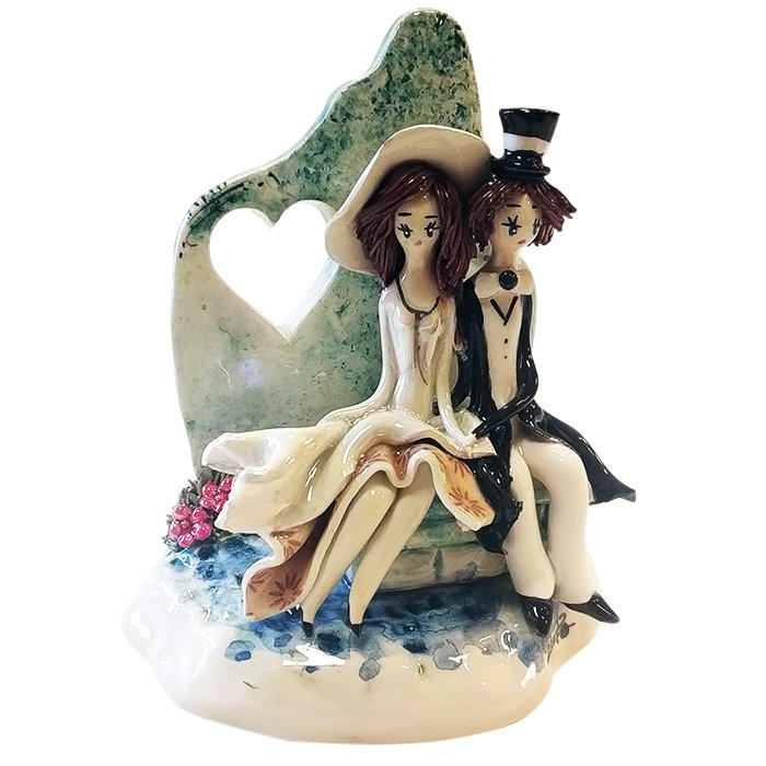 Статуэтка из фарфора Пара у зеленой стены с сердцем ZamPiva 70242