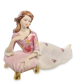 Статуэтка из керамики Девушка на пуфике