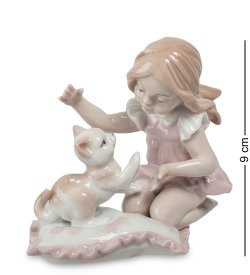 Статуэтка из фарфора Девочка играет с котенком