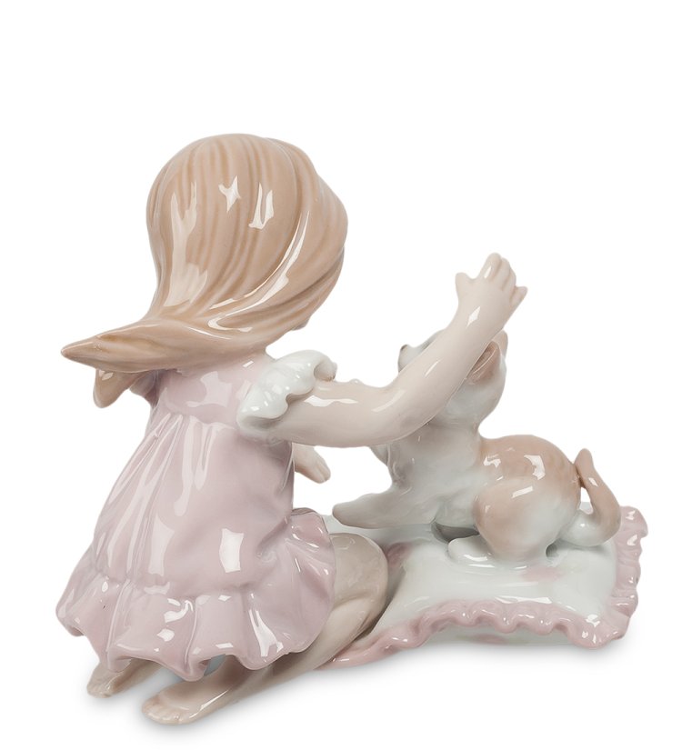 Статуэтка из фарфора Девочка играет с котенком Pavone JP-29/ 3, фотография со спины