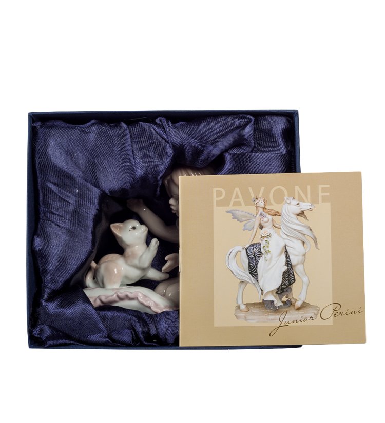 Статуэтка из фарфора Девочка играет с котенком Pavone JP-29/ 3, фотография в коробочке