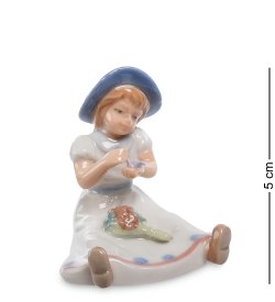 Статуэтка из керамики Девочка в синей шляпке