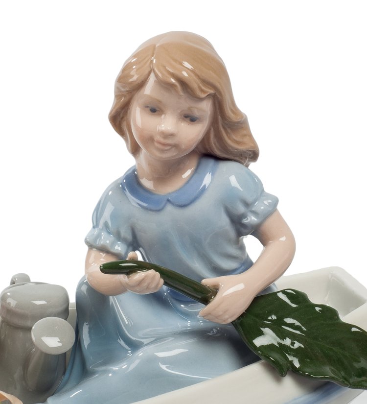 Фарфоровая статуэтка Девочка в цветочной лодке Pavone CMS-33/62, фотография девочки