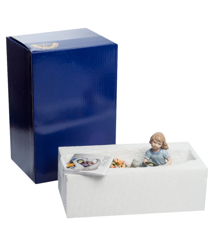 Фарфоровая статуэтка Девочка в цветочной лодке Pavone CMS-33/62, фотография в упаковке