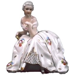 Статуэтка из фарфора Дама сидящая в кресле
