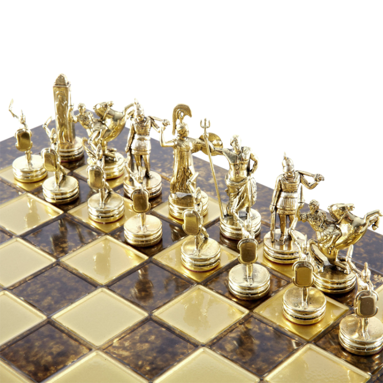 Шахматы на коричневой доске Троянская война Manopoulos MP-S-4-C-36-BRO, золотые фигуры на доске