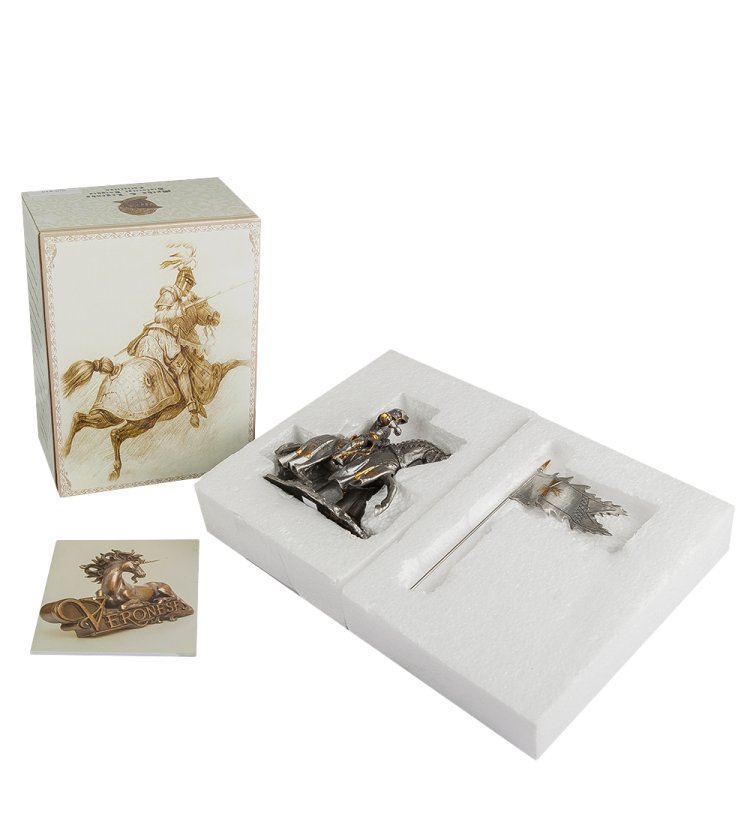 Статуэтка Воин на коне с флагом Veronese WS-811, упаковочный вид