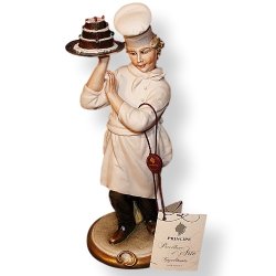 Статуэтка из фарфора Кондитер