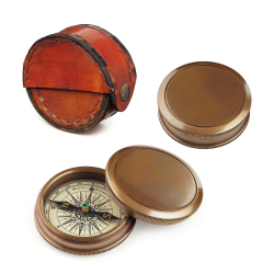 Магнитный компас в кожаном футляре