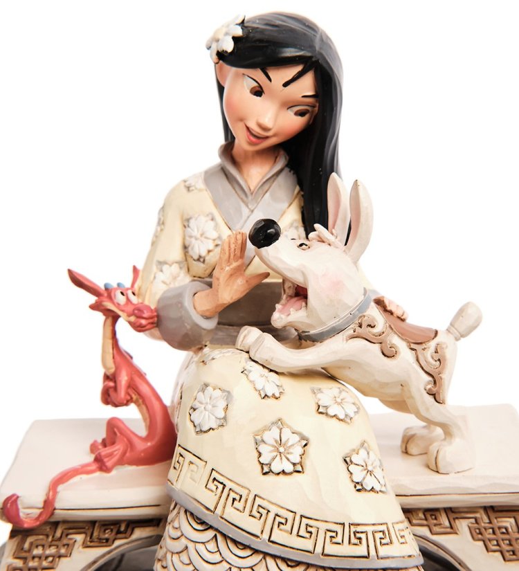 Статуэтка Мулан Disney Traditions, увеличенный вид деталей