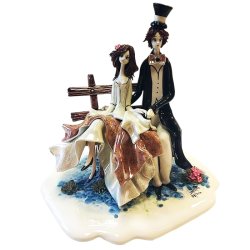 Статуэтка из фарфора Молодожены на скамейке