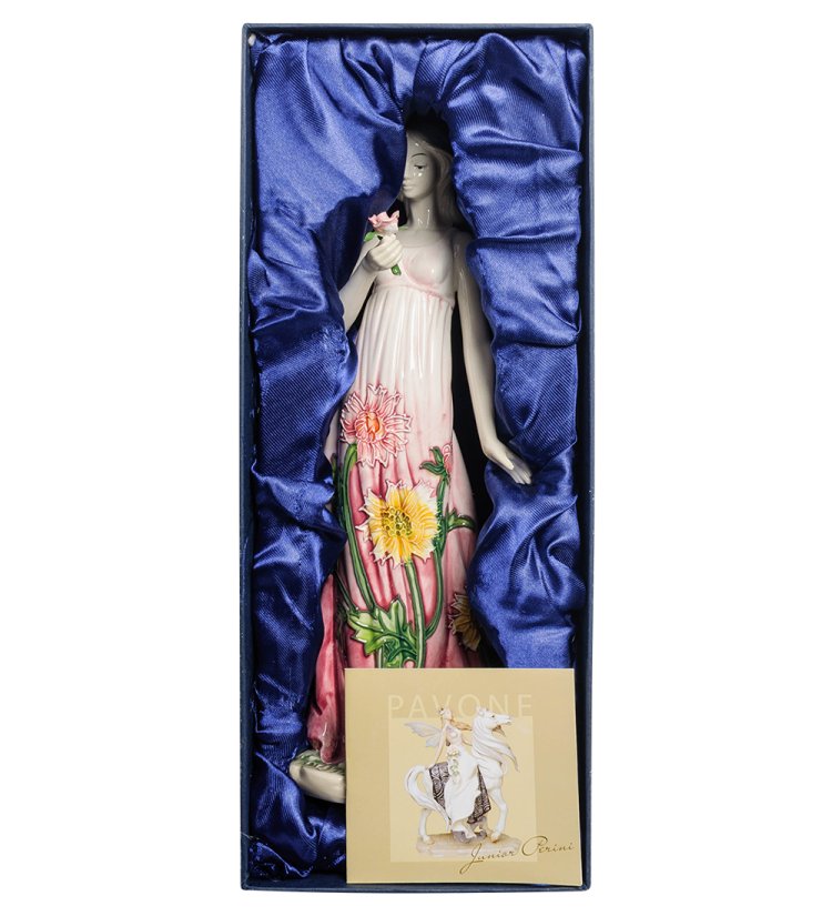 Статуэтка из фарфора Девушка в розовом платье с цветком Pavone JP-147/ 4, фотография в упаковке