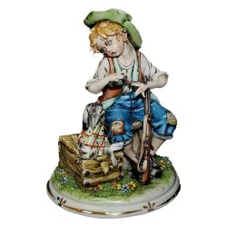 Статуэтка из фарфора Мальчик на охоте