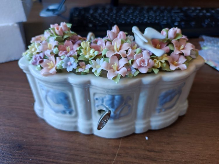 Музыкальная статуэтка Алтарь с голубями, фото со склада оборотная сторона