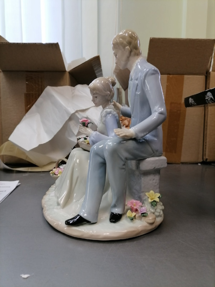 Статуэтка из фарфора пара Цветы для любимой Pavone JP-15/46, фото со склада вид профиль