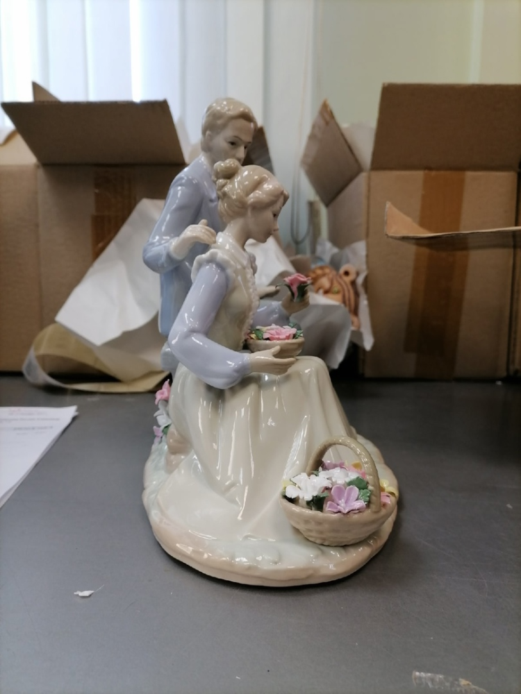 Статуэтка из фарфора пара Цветы для любимой Pavone JP-15/46, фото со склада вид со стороны