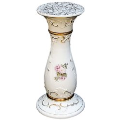 Колонна с золотой отделкой