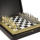 Шахматы на черно-белой доске Олимпийские Игры Manopoulos MP-S-7-36-BLA, вид со стороны
