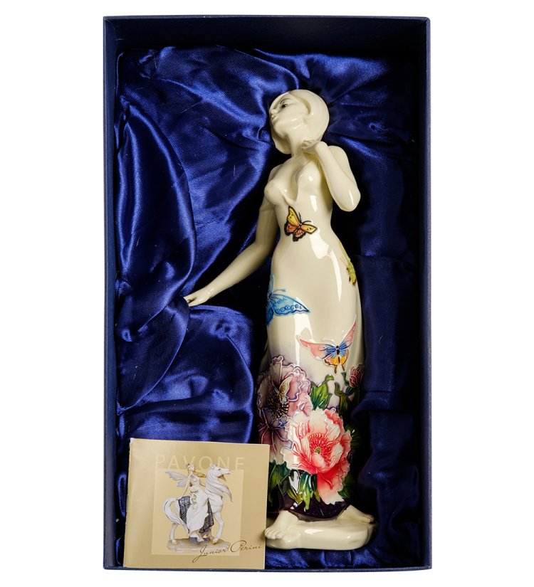 Статуэтка из фарфора Девушка в платье с бабочками и цветами Pavone JP-247/34, фотография в коробочке