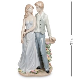 Статуэтка из фарфора Влюбленная пара у забора с цветами