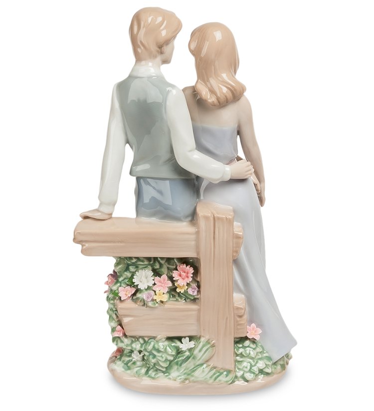 Статуэтка из фарфора Влюбленная пара у забора с цветами Pavone JP-15/47, фотография со спины