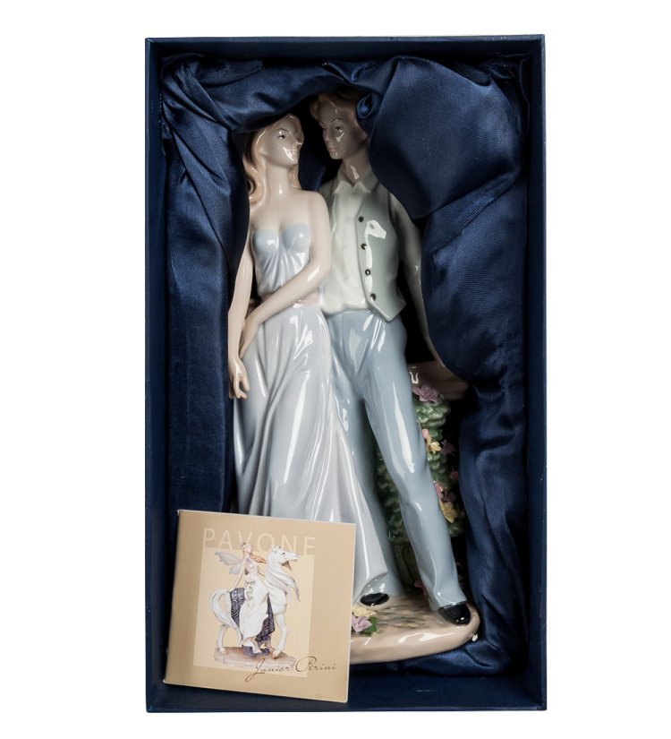 Статуэтка из фарфора Влюбленная пара у забора с цветами Pavone JP-15/47, фотография в упаковке