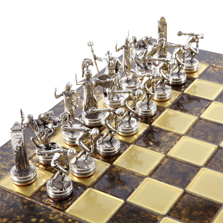 Шахматы на коричневой доске Олимпийские Игры Manopoulos MP-S-7-36-BRO, серебряные фигуры на доске