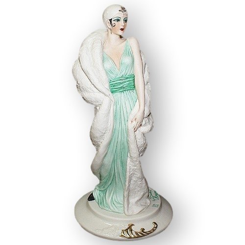 Фарфоровая статуэтка Утопая в мехах