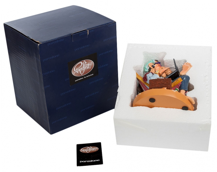 Статуэтка Бизнесмен в выходной день Parastone PRO-24, упаковочный вид