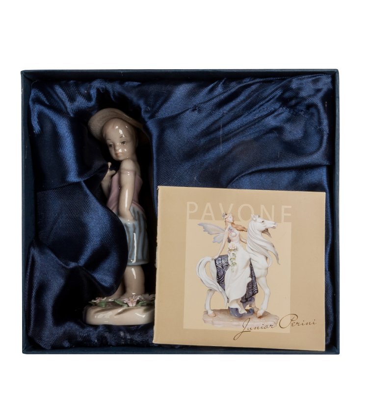 Статуэтка из фарфора Мальчик на прогулке с щенками Pavone JP-29/ 7, фотография в упаковке