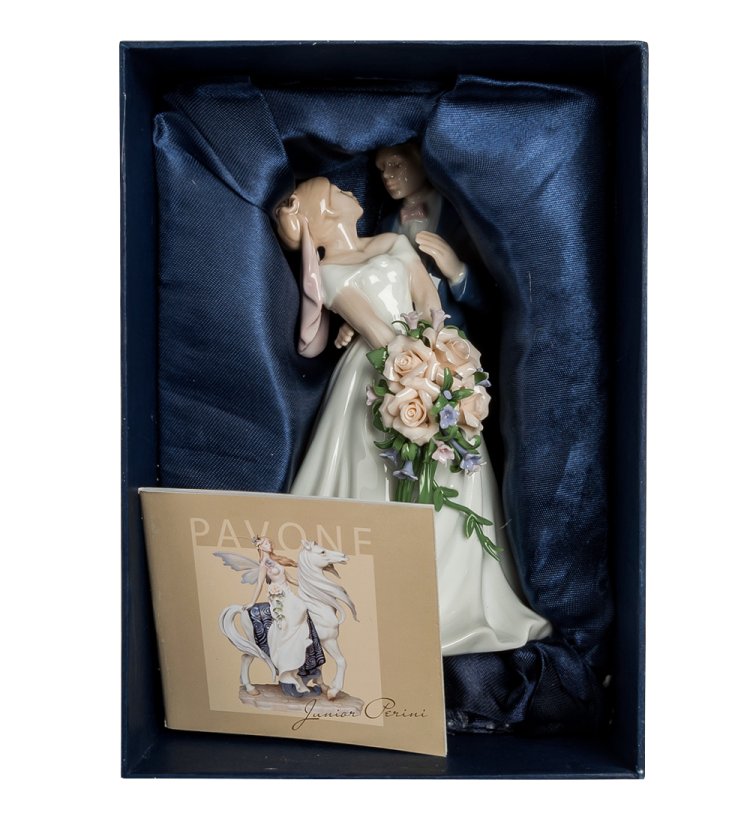 Статуэтка из фарфора Пара Венчальный день Pavone JP-15/48, фотография в коробке