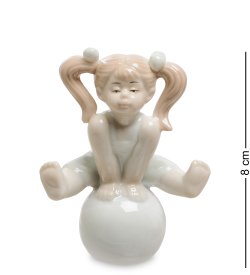Фигурка из фарфора девочка Юная гимнастка