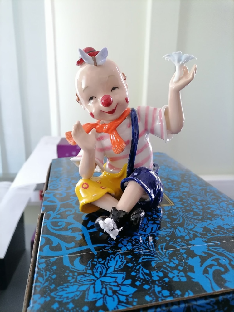 Статуэтка из фарфора Радостный клоун с бабочкой на лбу Pavone CMS-23/53, фото со склада портретный вид