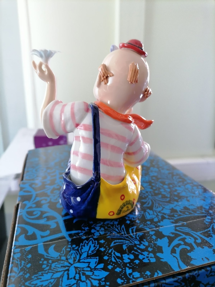 Статуэтка из фарфора Радостный клоун с бабочкой на лбу Pavone CMS-23/53, фото со склада оборотная сторона