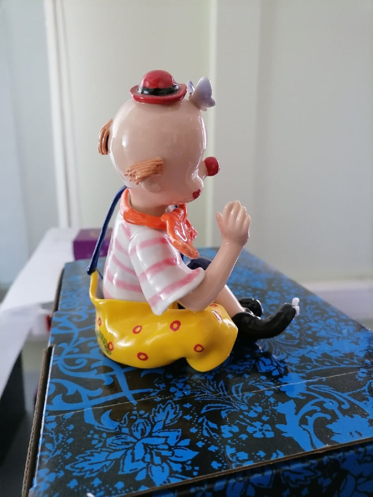 Статуэтка из фарфора Радостный клоун с бабочкой на лбу Pavone CMS-23/53, фото со склада вид со стороны